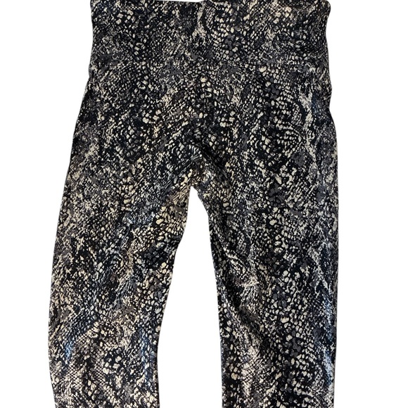 Spanx Faux Leather Snake Shine leggings in grey snake size Large Like New - Picture 8 of 10